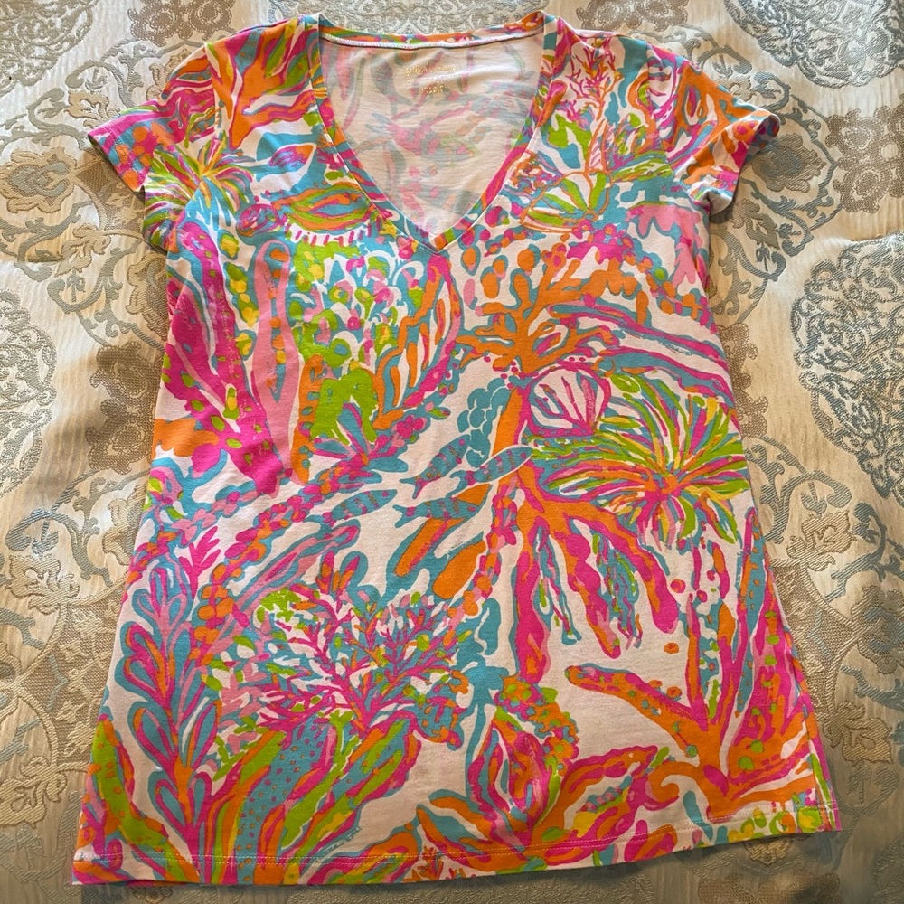 Lilly Pulitzer v-neck cotton tee size XS